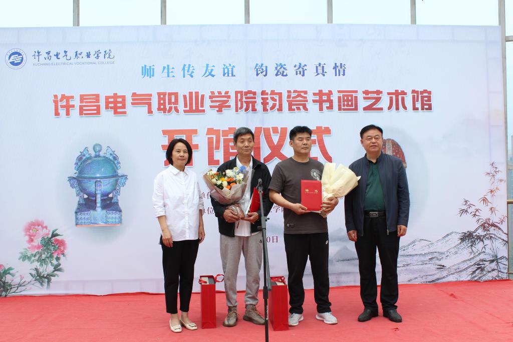 03.學(xué)院院長(zhǎng)楊德嶺、副院長(zhǎng)商淑敏與兩位省工藝美術(shù)大師合影留念