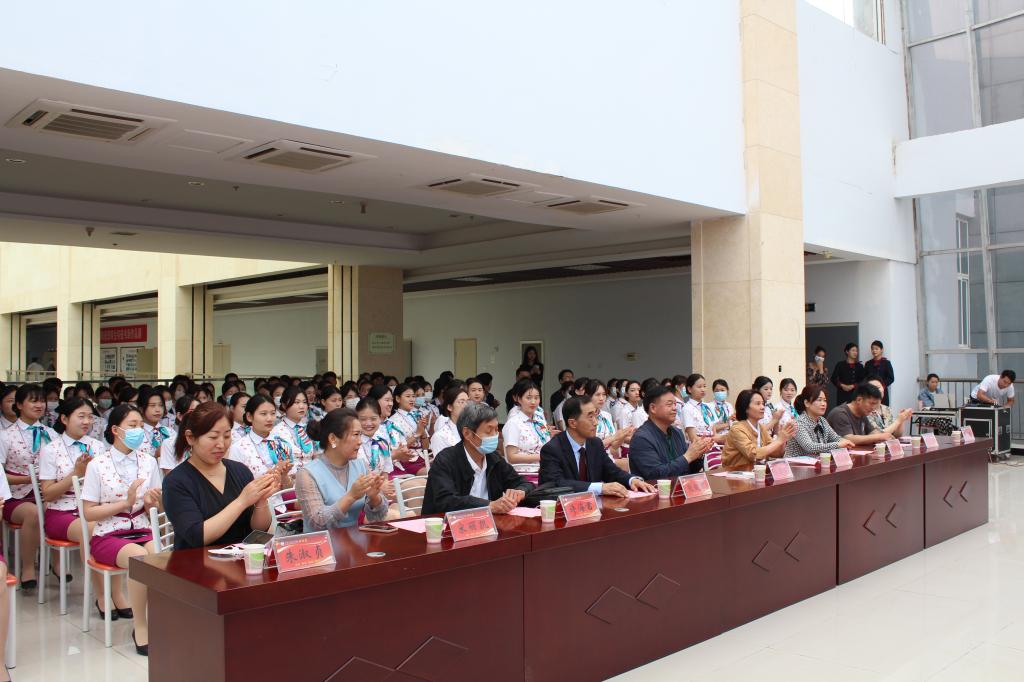 01.院領(lǐng)導(dǎo)與嘉賓在主席臺(tái)就坐